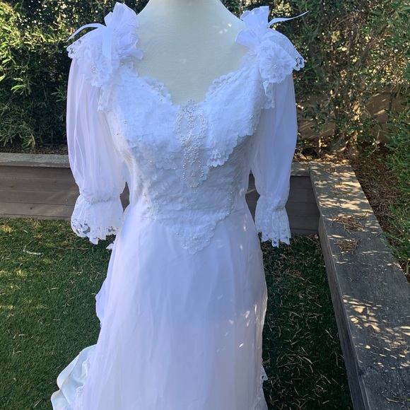 Vintage 1970’s Wedding Dress - Picture 2 of 9